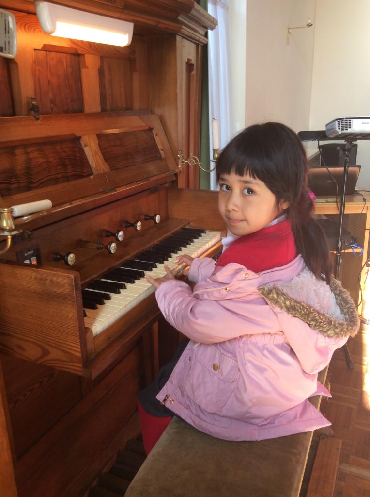 Playing-the-organ